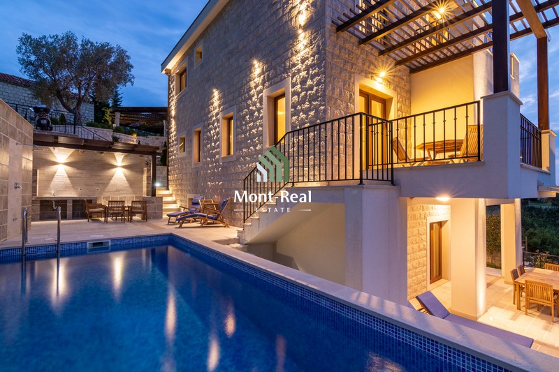 1665495531-luxury-villa-with-swimming-pool-for-sale-in-Budva (11).jpg